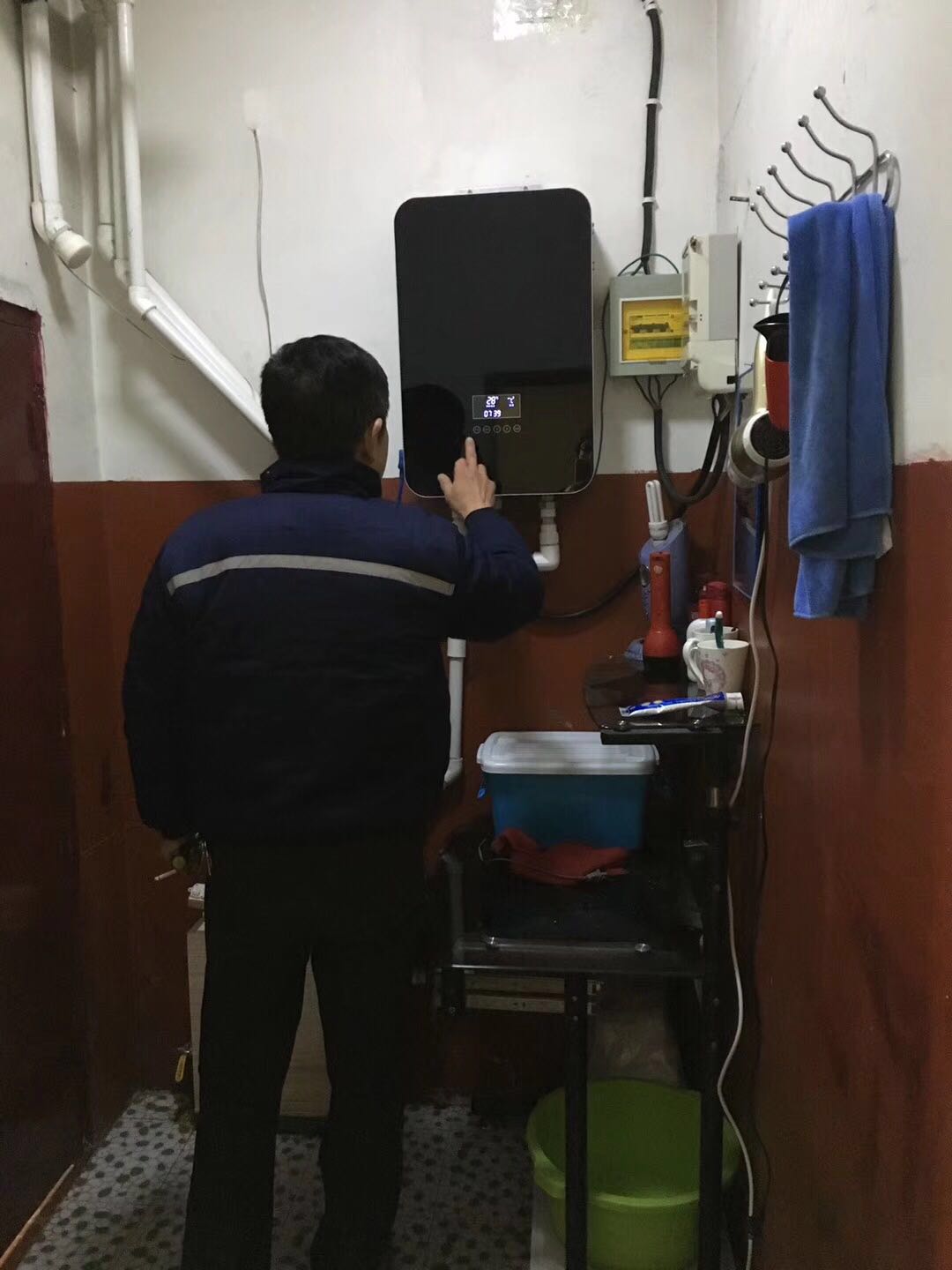 疫情防控这根弦不能松，宅家期间隔疫不隔温.jpg